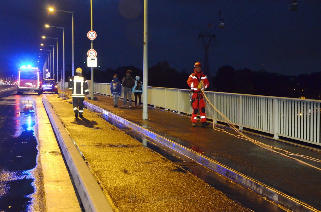 Einsatz BF Hoehenretter Koelner Seilbahn Hoehe Zoobruecke P2300.JPG